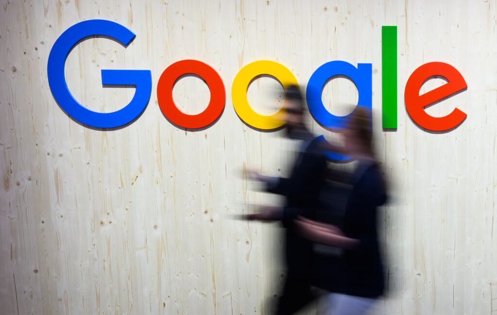 au-pariat-pe-ai-si-au-castigat,-cel-putin-pe-moment:-alphabet-depaseste-apple-la-capitalizare-bursiera-pentru-prima-data-din-2019