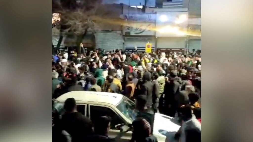 (video)-ciocniri-violente-in-iran:-protestele-antigubernamentale-se-extind-in-intreaga-tara
