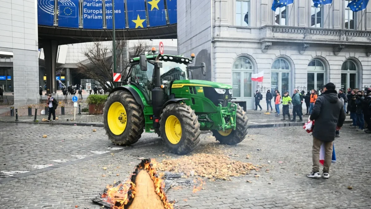 fermierii-belgieni-protesteaza-cu-cartofi-prajiti-in-fata-parlamentului-european-impotriva-acordului-uemercosur
