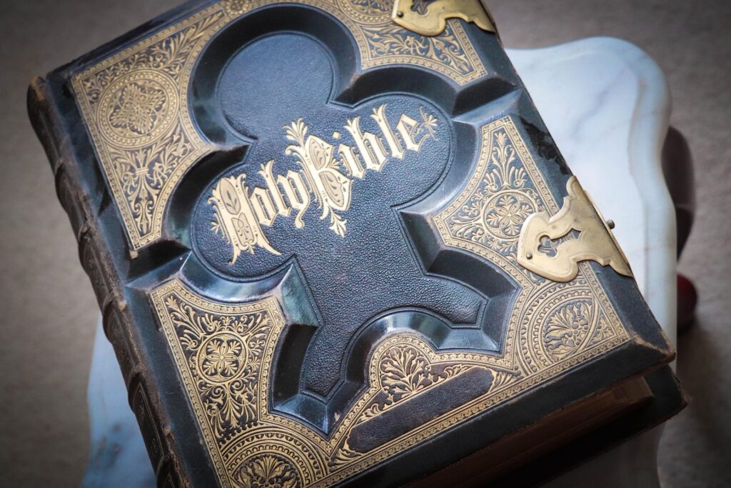 vanzari-record-la-biblii-in-regatul-unit-in-2025-/-librar:-inainte,-rebeliunea-era-sa-fii-ateu,-acum,-rebeliunea-e-sa-crezi