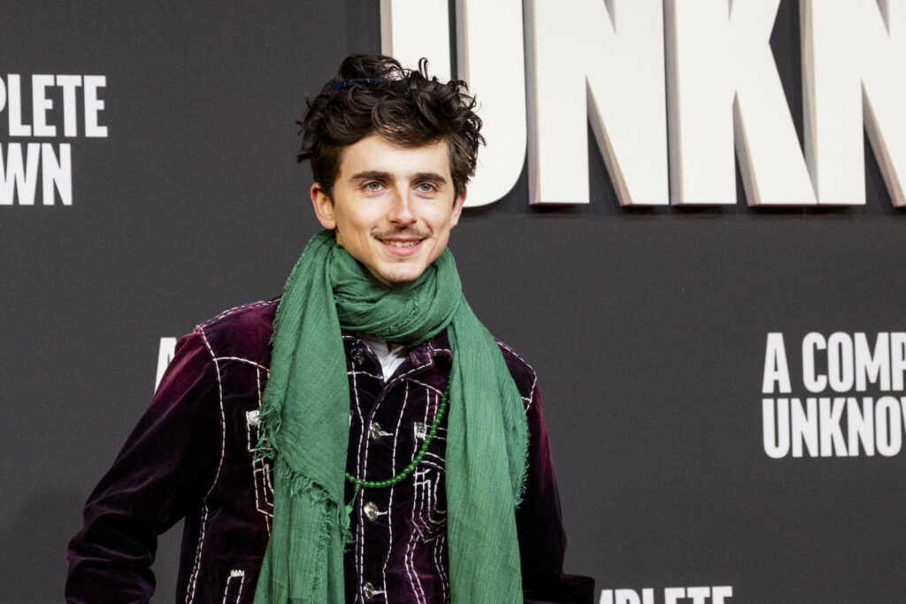 actorul-timothee-chalamet-castiga-pentru-prima-data-globul-de-aur