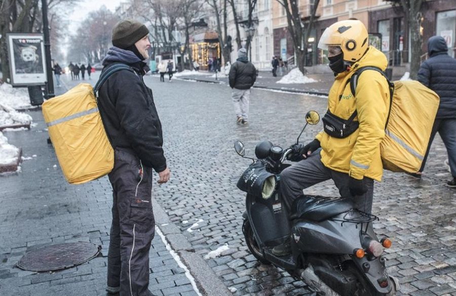 Salariul unui curier Glovo în 2026: câți bani încasează lunar în funcție de orele lucrate