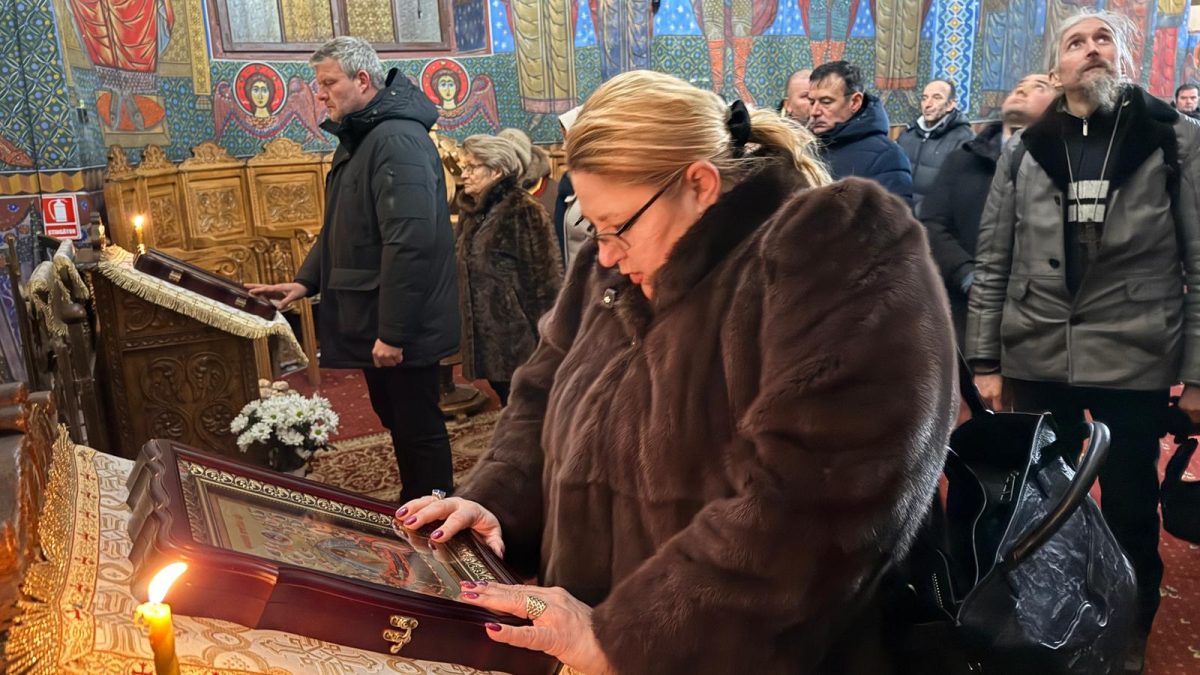 Sute de membri S.O.S., invitați și participanți alături de liderul Diana Șoșoacă la Biserica Upsenia din Botoșani pentru omagiu în memoria marelui poet Mihai Eminescu