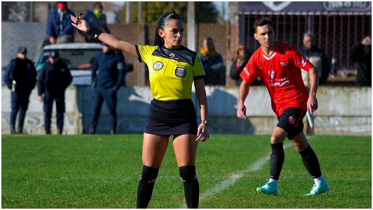 cine-este-agustina,-arbitra-care-face-ravagii-pe-stadione.-fanii,-innebuniti-cand-o-vad-la-meciuri