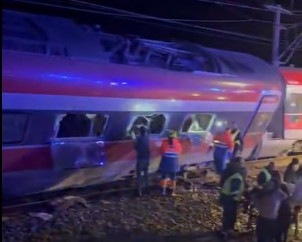 accident-feroviar-cu-doua-trenuri-de-mare-viteza-in-spania.-sunt-deja-raportati-5-morti-video