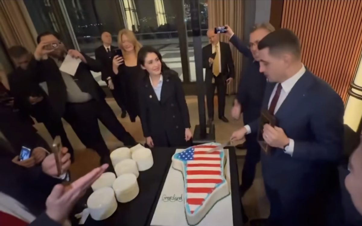 george-simion-a-taiat-un-tort-in-forma-groenlandei-cu-drapelul-sua-pe-el.-imagini-virale-pe-canalele-oficialilor-americani