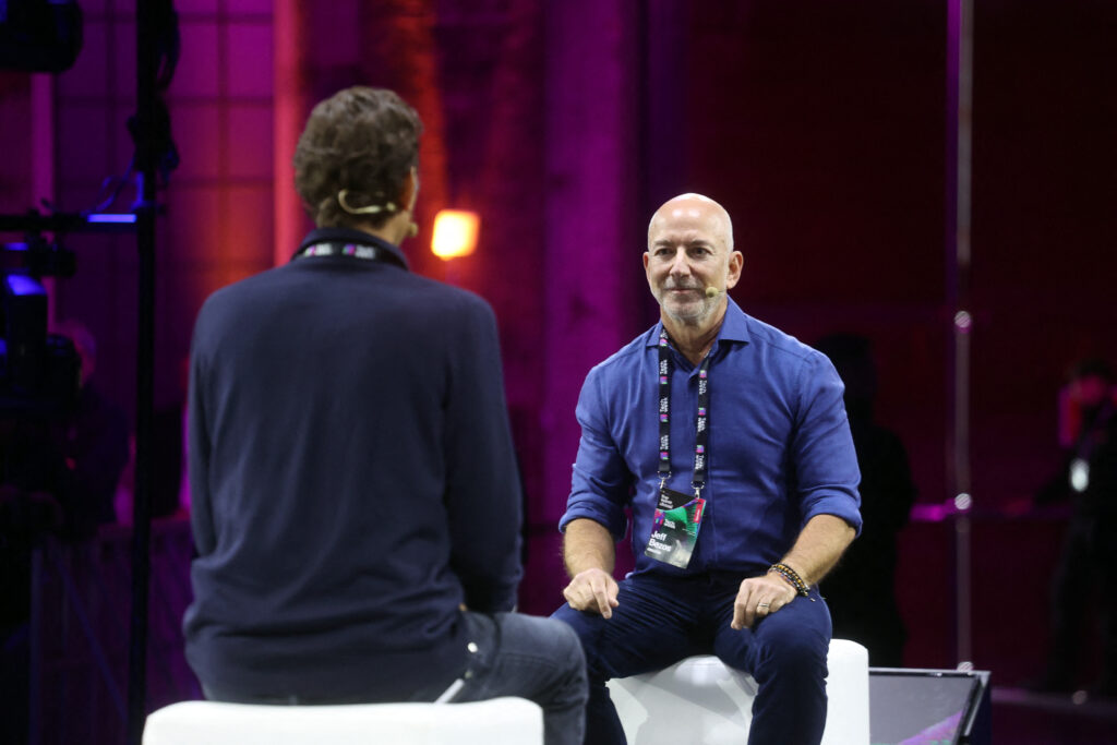 blue-origin-terawave:-jeff-bezos-lanseaza-o-retea-de-5.408-sateliti-pentru-comunicatii-si-centre-de-date-spatiale