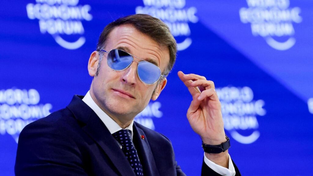 de-ce-a-purtat-emmanuel-macron-ochelari-de-soare-in-interior,-la-davos?-motivul-real-din-spatele-aparitiei-care-a-starnit-valuri