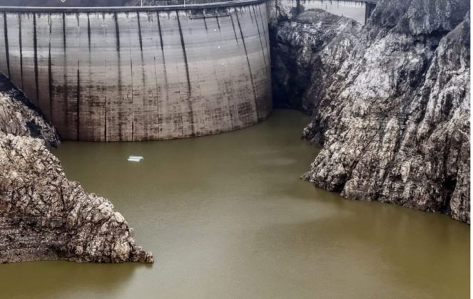 ultimele-imagini-cu-lacul-vidraru-golit-aproape-complet.-cand-va-incepe-sa-se-umple-din-nou-si-cand-va-ajunge-la-nivelul-normal-foto