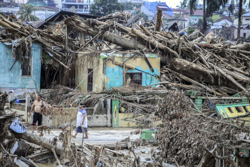 sapte-morti-si-peste-80-de-disparuti-dupa-o-alunecare-de-teren-in-indonezia