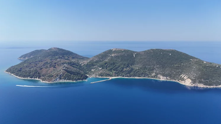 ginerele-lui-trump-vrea-sa-construiasca-un-resort-de-lux-pe-o-insula-din-albania,-proteste-pe-plan-local