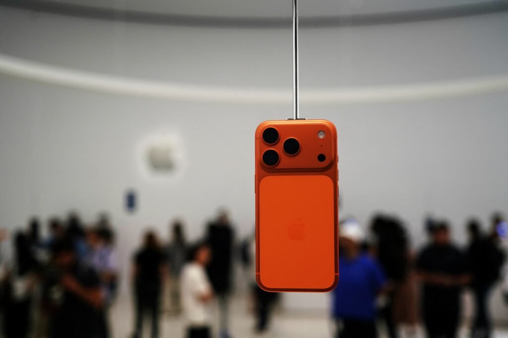 iphone-17-livreaza-cel-mai-bun-trimestru-din-istorie.-apple-bate-asteptarile-wall-street:-venituri-record-in-trimestrul-de-sarbatori