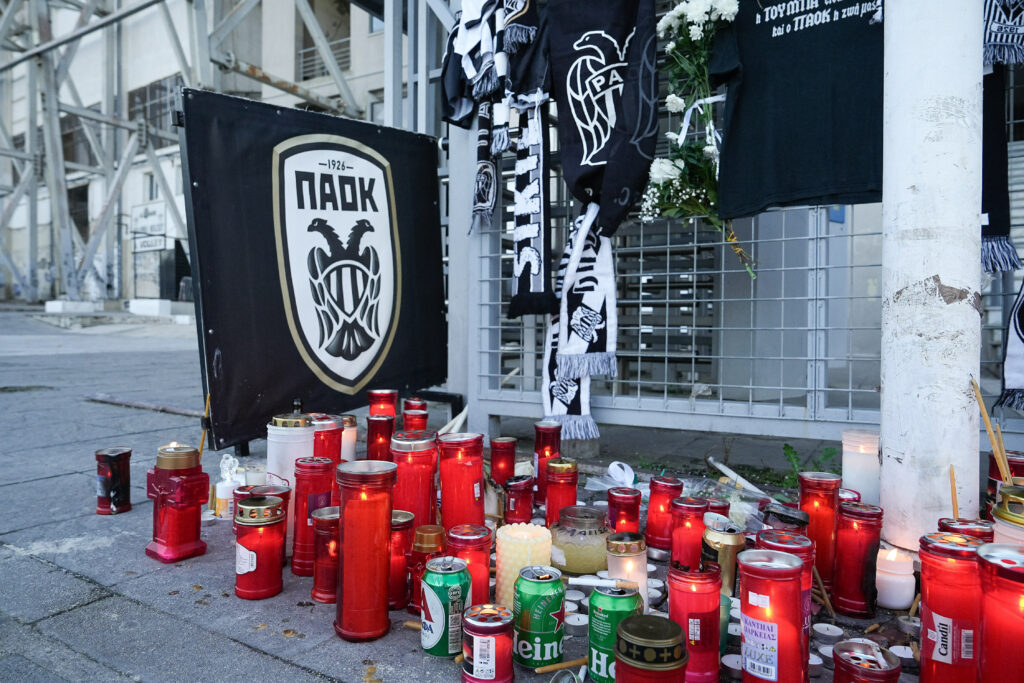 lyon-paok-4-2,-meci-umbrit-de-tragedia-din-romania:-omagiu-pentru-suporterii-greci-morti-in-accidentul-din-timis