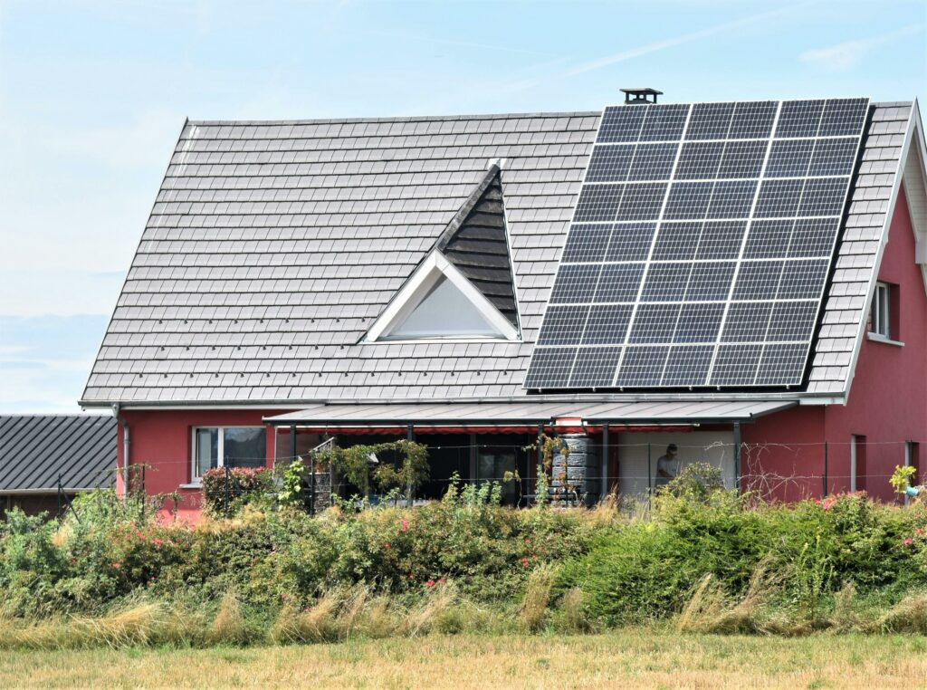 ce-sunt-bateriile-solare-si-de-ce-ar-trebui-sa-ai-una-acasa-daca-ai-panouri-solare
