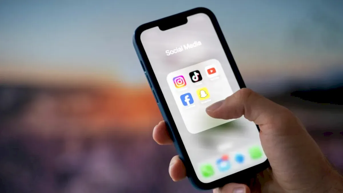 Salvaţi Copiii România recomandă interdicţia totală a accesului copiilor sub 13 ani pe reţelele sociale