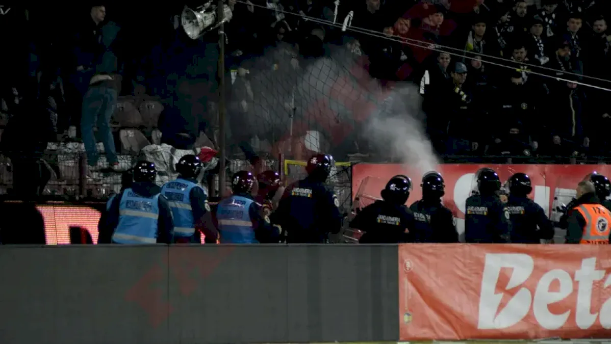 Fani ai U Cluj au pătruns pe gazon la derby-ul CFR Cluj 3-2