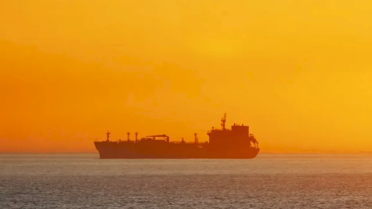 Marea Britanie pregătește confiscarea petrolierelor din flota fantomă a Rusiei