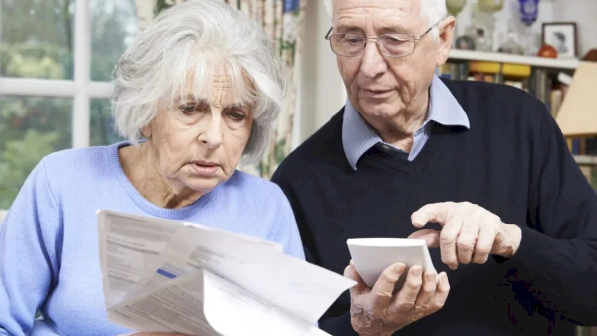 Pensionarii români pot primi până la 2.000 de lei în plus în 2026. Cine sunt beneficiarii și ce ajutoare se acordă