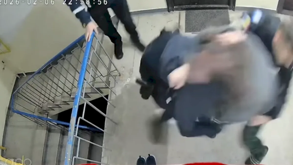 Doi polițiști încearcă să imobilizeze un bărbat, dar nu reușesc. Imaginile au devenit virale – VIDEO