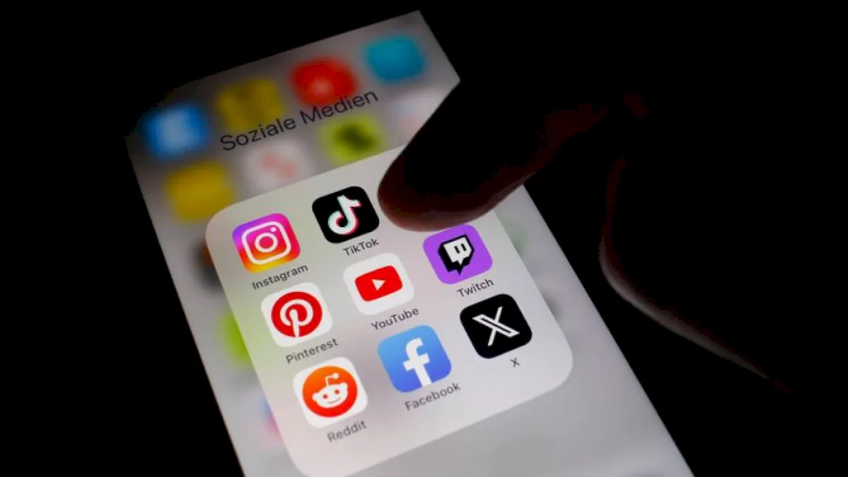 România digitală: aproape 13 milioane de conturi social media. Un român petrece o zi și jumătate dintr-o săptămână pe Facebook, TikTok, Instagram și YouTube