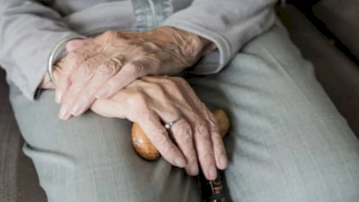 O nouă escrocherie lasă pensionarii fără bani. Îți iau banii din casă