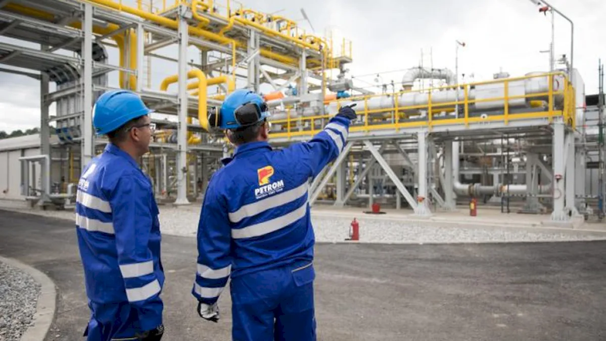 Șefii Petrom au bătut palma cu sindicatul pentru noul contract de muncă. Ce au obținut salariații Petrom și ce prime și beneficii salariale primesc