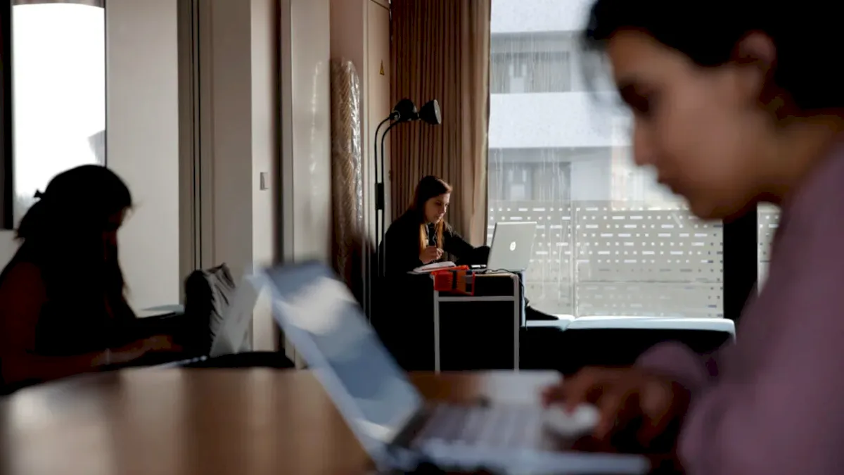 IT din România se schimbă: specializare unică nu mai ajunge. Clienţii cer full-stack şi competenţe AI