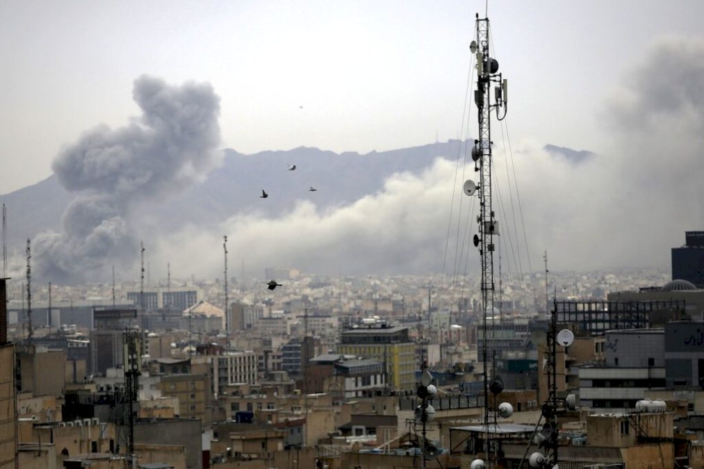 Escaladare în Orientul Mijlociu: militari americani morți într-un accident aviatic în Irak. Explozii la Teheran în timpul unui miting masiv