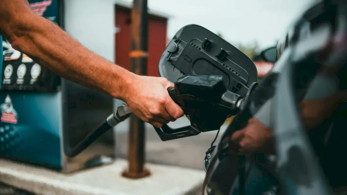 Benzina și motorina, mai scumpe în România decât în Ungaria