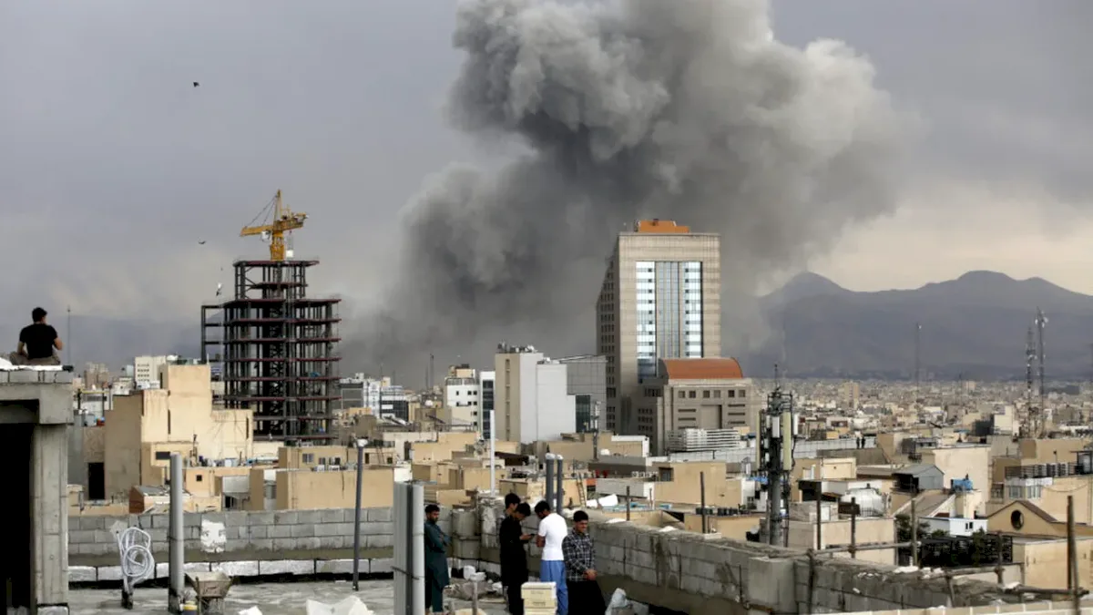 Războiul din Orientul Mijlociu, ziua 19. Atac cu rachete balistice iraniene în Israel/ Prețurile benzinei în SUA au atins cel mai ridicat nivel din toamna anului 2023