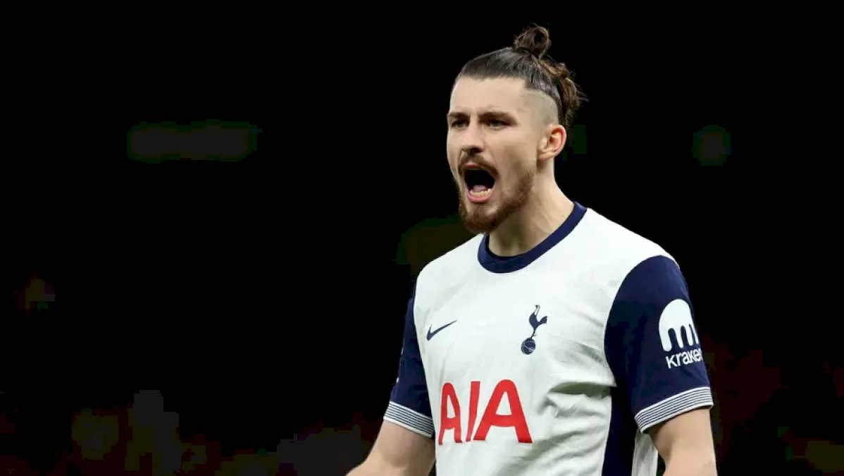 Suporterii Tottenham îl critică pe Radu Drăgușin după meciul cu Atletico Madrid