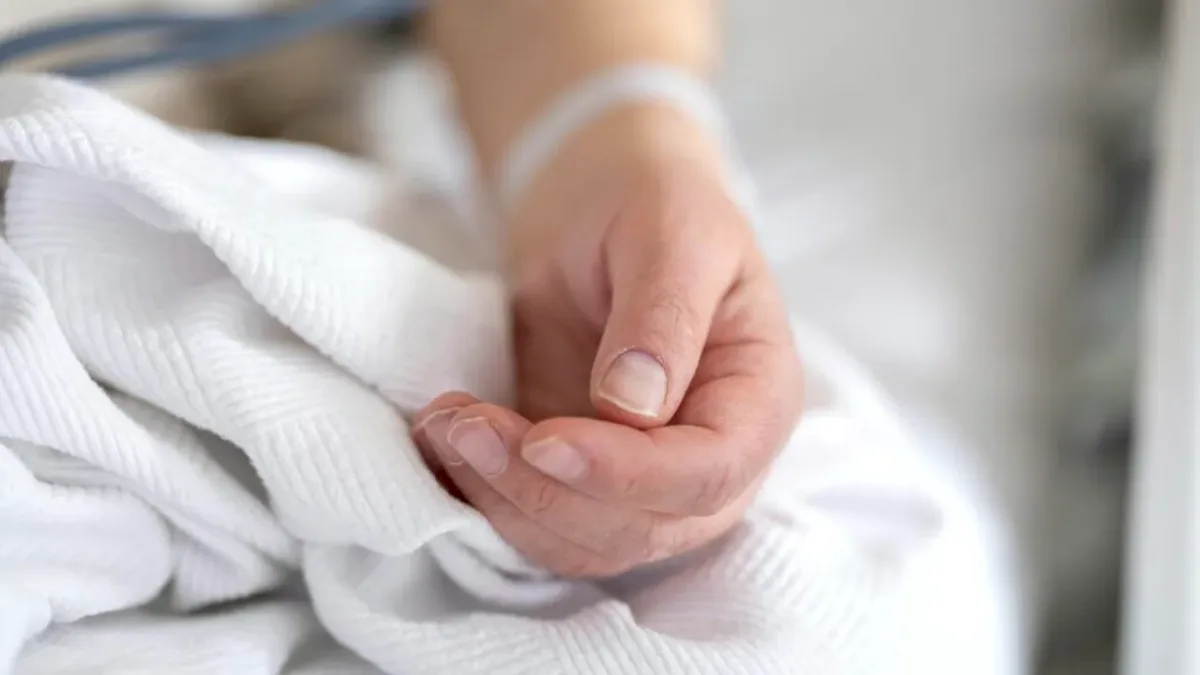 O tânără de 25 de ani, paralizată după ce a sărit de pe acoperiș în urma unui viol în grup, a murit prin eutanasie