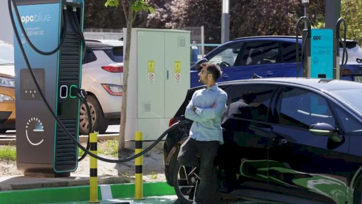 Cumpărătorii de mașini electrice preferă să încarce bateriile acasă, dar se tem de timpul mare de încărcare  studiu Deloitte
