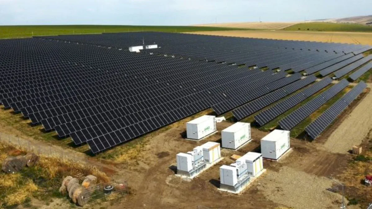 Tranzacție mare în regenerabil: Renalfa Power Clusters cumpără un proiect fotovoltaic de 465 MW și o baterie de 400 MW în vestul României. Vor fi operaționale anul viitor