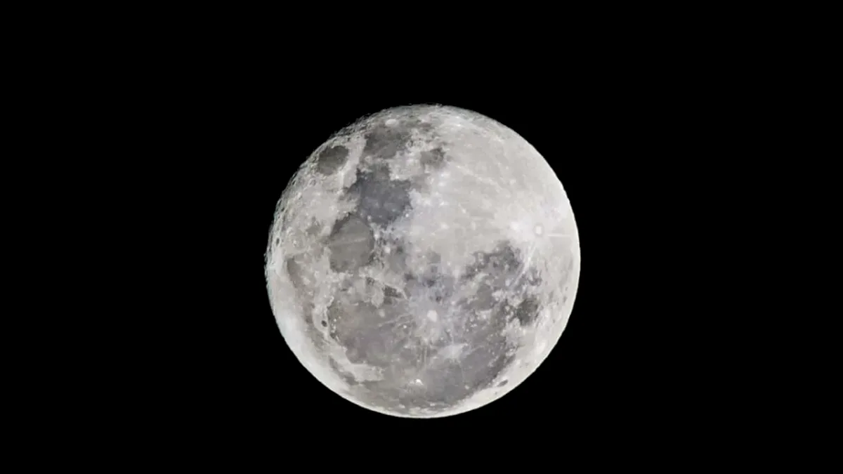 Artemis II ajunge astăzi în spatele Lunii. Ce vor vedea astronauții pe fața nevăzută