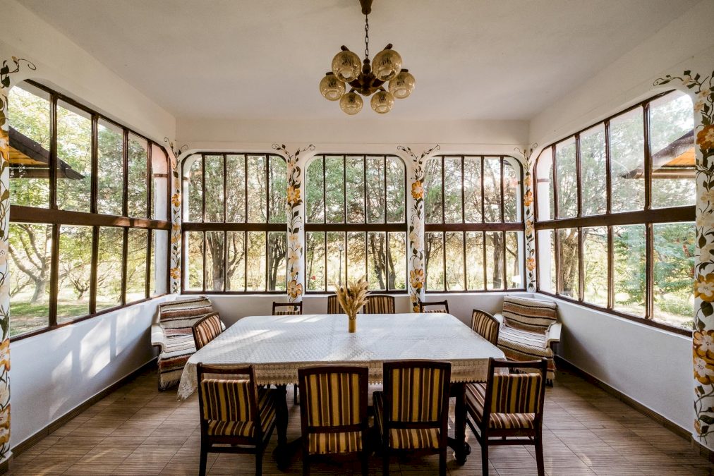 Un conac boieresc de secol XIX în apropiere de București, scos la vânzare de Romania Sothebys International Realty. Proprietatea are piscină și 2 hectare de teren
