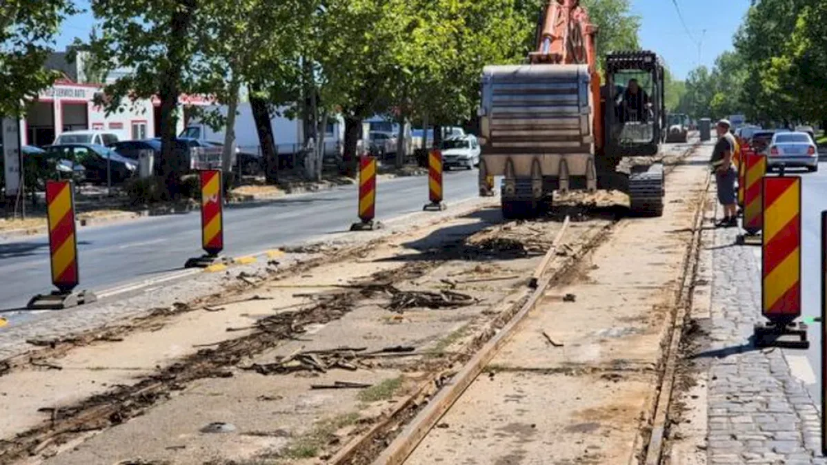 Lucrări noi la liniile de tramvai din București, începând de luni. Unde se lucrează și ce linii își schimbă traseele