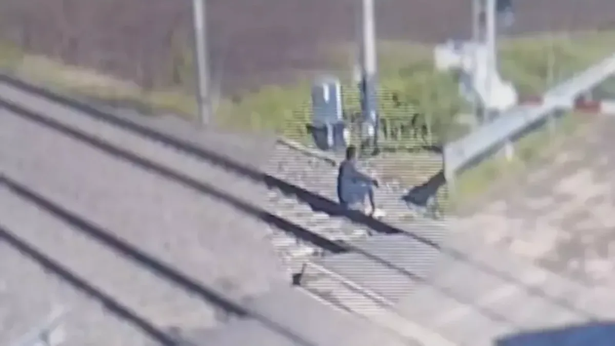 Momentul în care un bărbat este spulberat de tren în Alba, surprins de camerele de supraveghere