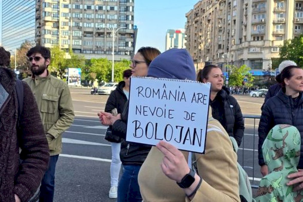 UPDATE 4: Manifestație de susținere a premierului Ilie Bolojan în București: Poate ne aude și președintele. 1.500 de oameni în stradă la Oradea: Ilie  democrație forță!. Primarul general, despre Bolojan: Un astfel de om apare rar