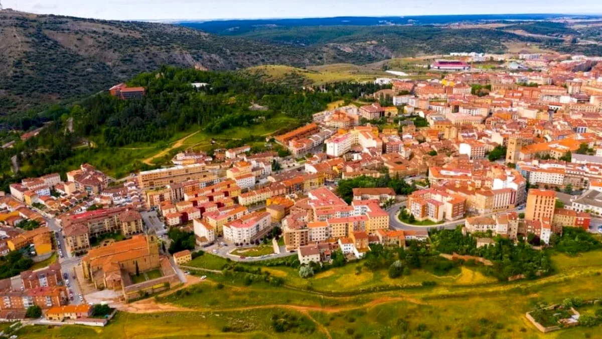 Un sat din Spania oferă o casă gratuită și un loc de muncă pentru a atrage noi locuitori, însă există o condiție ciudată