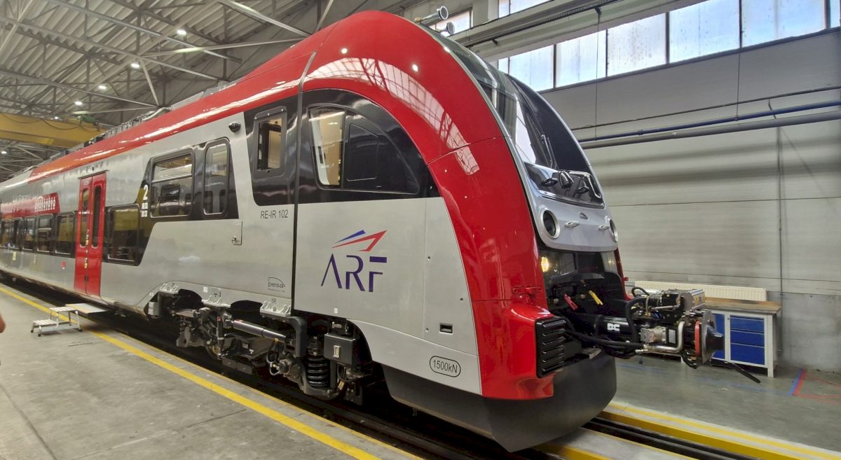 EXCLUSIV Scandalul trenurilor noi care stau la Gara Obor: PESA a închiriat spațiu la Atelierele Grivița. Urmează încă trei locații