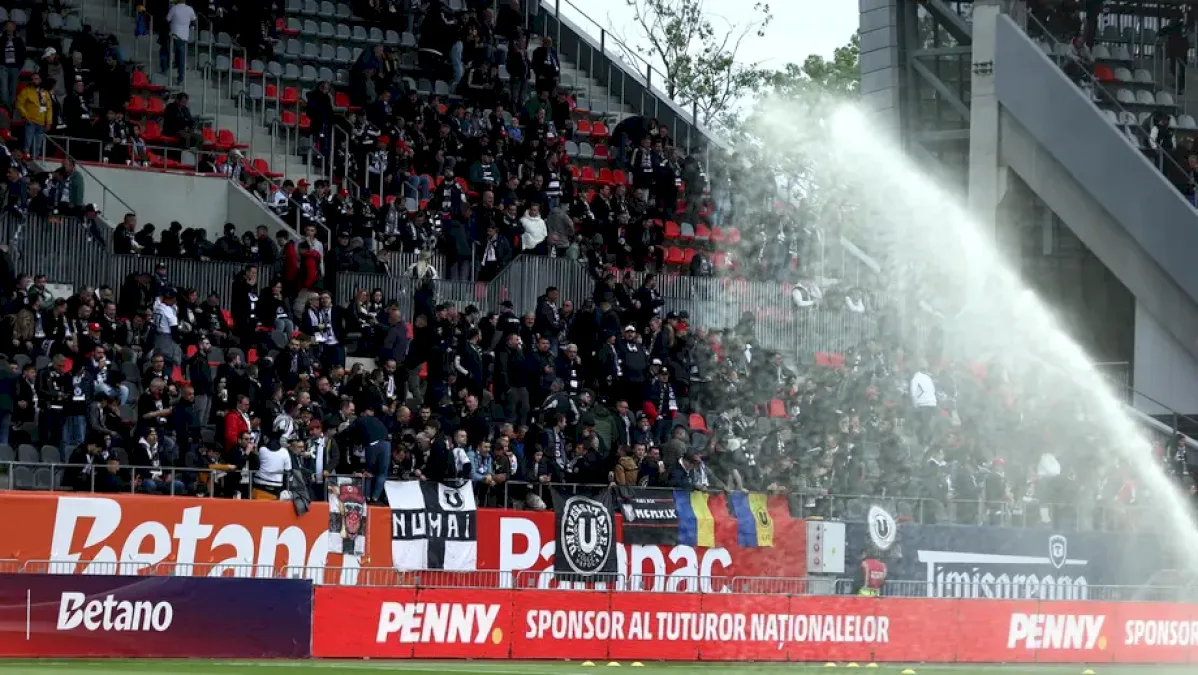 LIVE /  Atmosferă nebună înainte de U Cluj  Universitatea Craiova! Șepcile roșii au ajuns la stadion. A început spectacolul în tribune. Foto & Video