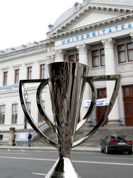 Universitatea Craiova și U Cluj vor evolua cu trofeul SuperLigii pe masă! LPF a trimis cupa şi medaliile pe Ion Oblemenco