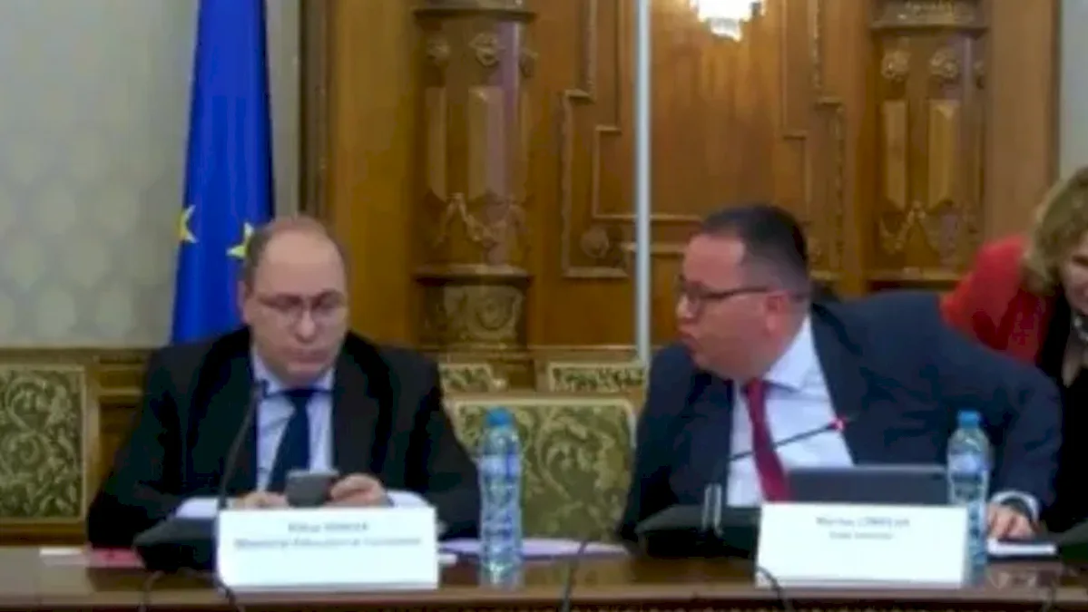 Ministrul Educației, absorbit de telefon în timpul unei dezbateri cu elevi