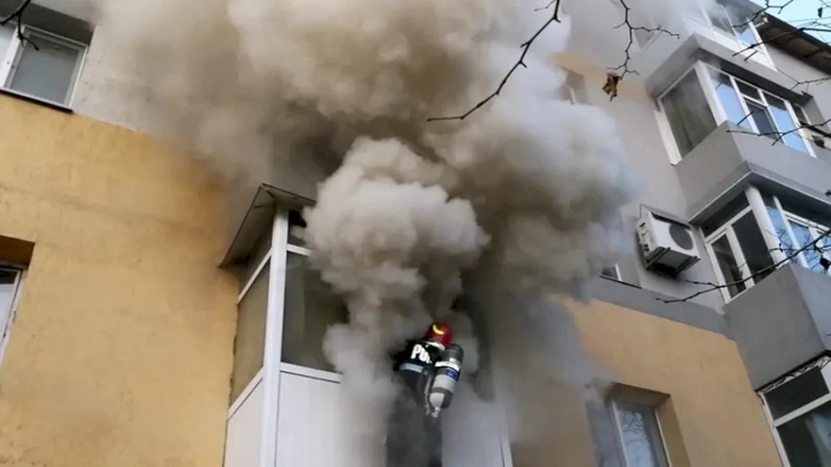 Incendiu la apartament: 20 de evacuați și o persoană cu arsuri grave