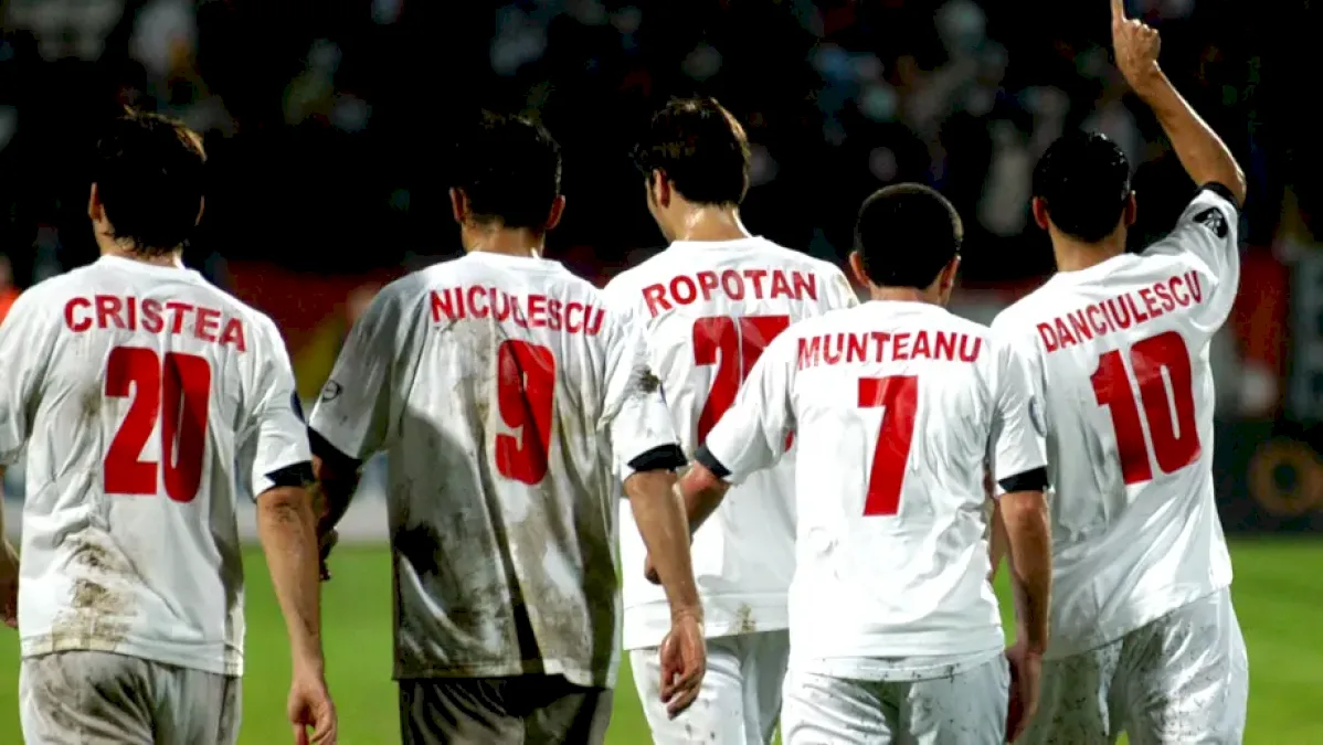 Antrenor nou la Dinamo după venirea portughezului Nuno Campos. A câștigat titlul cu câinii