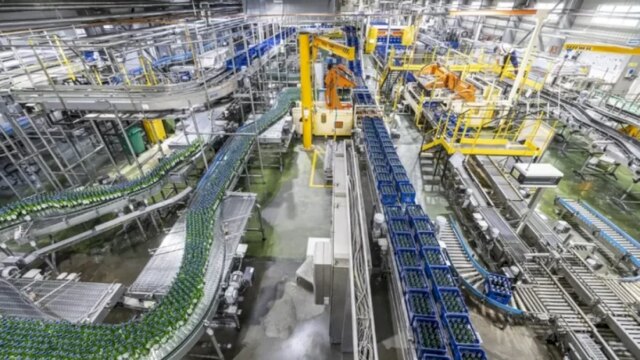 Ursus produce apă cu vitamine în fabricile din România după ce românii s-au săturat de bere