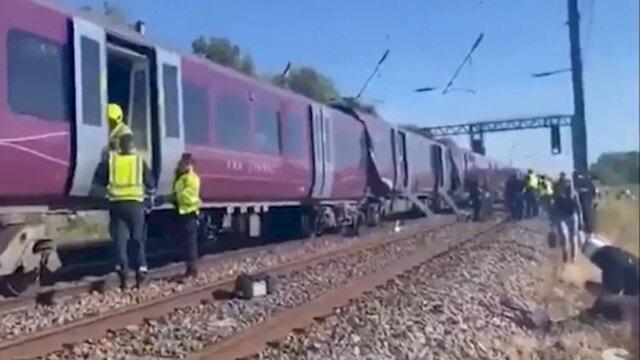 Două trenuri s-au ciocnit în Marea Britanie, un mort și răniți