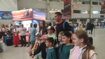 David Popovici, asaltat de copii în aeroport înainte de Roma