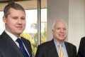 Cătălin Predoiu publică o poză cu John McCain din 2004 despre schimbări în regiune